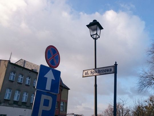 Może to atrapy? Latarnie stoją, ale światła brak. 