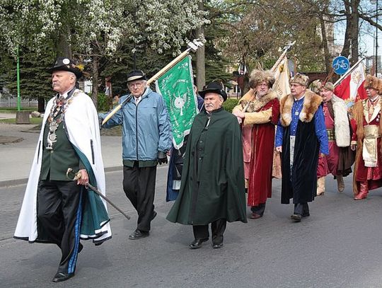 Msza, strzelanie i kielich brackiego miodu