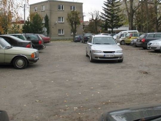 Mundurowy na straży policyjnego parkingu