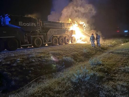 Na autostradzie A1 w Swarożynie spłonął ponad 100-tonowy dźwig. Utrudnienia potrwają do wieczora