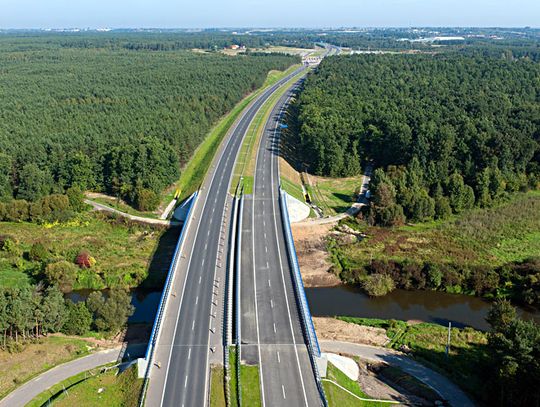Na autostradzie bmw uderzyło w skarpę i dachowało