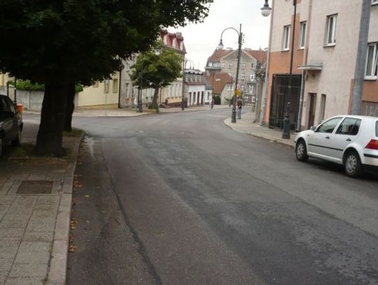 Na całej ul. Chopina w Tczewie nie ma przejścia dla pieszych. Przeoczenie, czyli droga bez „pasów"