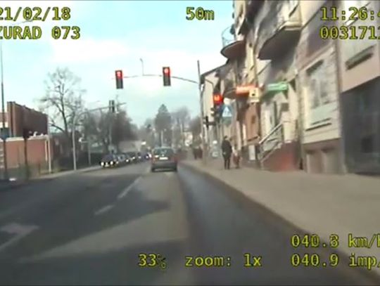 Na czerwonym świetle przez skrzyżowanie. Kierowca miał dożywotni zakaz prowadzenia pojazdów.