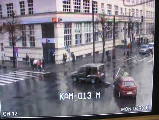 Na czerwonym świetle wyrwała drzwi fiata