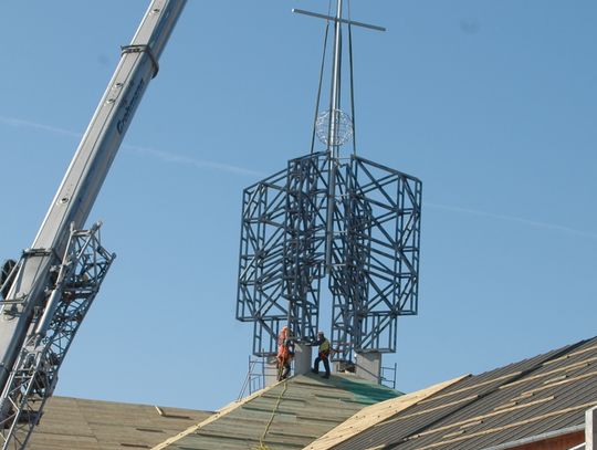 Na dachu kościoła w Tczewie zamontowano wieżę 