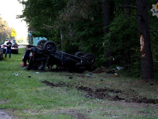Na drodze do Krzyża. Hyundaia i leżący na dachu Land Rover
