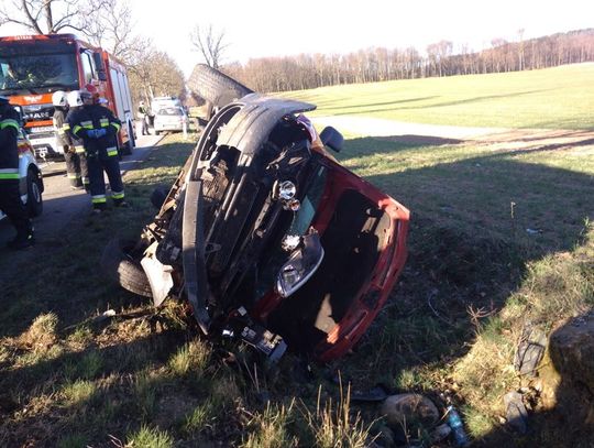 Na DW214 dachował volkswagen. Prawdopodobnie drogę zajechało inne auto.