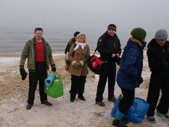Na plaży w Brzeźnie - na nartach i w kąpielówkach - relaks w lodowatym morzu 