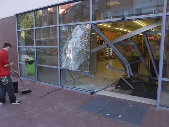 Na podwójnym gazie wjechał autem do sklepu - po... alkohol