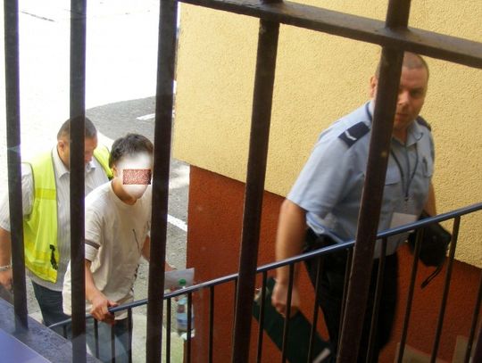 Na podwójnym gazie wjechał w ogrodzenie kradzionym citroenem