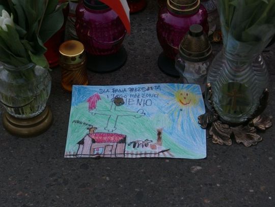 Na pożegnanie Pary Prezydenckiej. Znicze przed domem w Sopocie