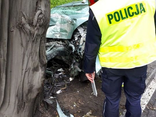 Na prostym odcinku drogi 44-latka uderzyła w drzewo.