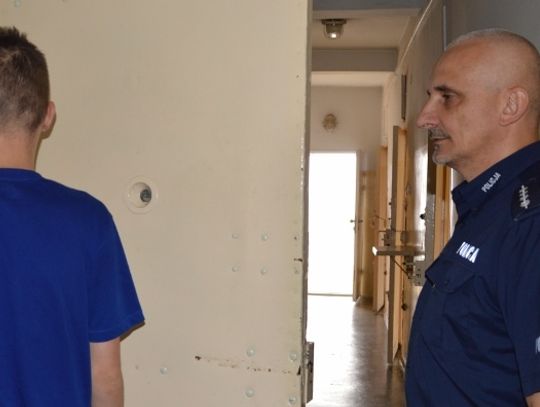 Na schodach klatki palił... marihuanę. Miał pecha...