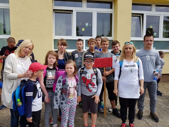 Na skraju lasu budowali szałasy