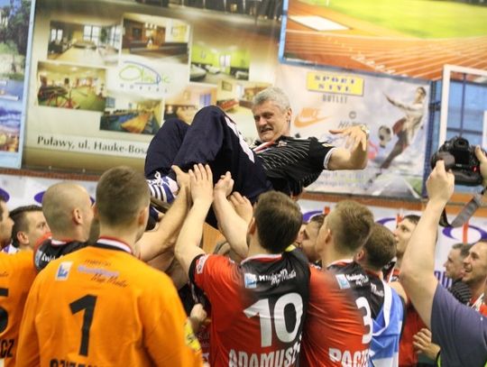 Na trybunach wisiała płachta z napisem „trener do dymisji”