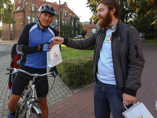 Na ulicy rozdawali rowerzystom... kanapki. "Poszło" 100 sztuk!