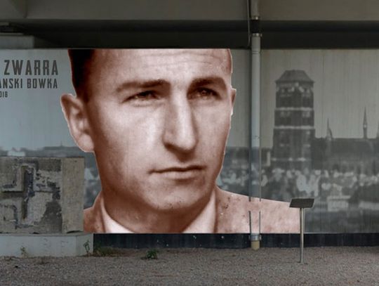 Na wiadukcie PKM powstaje kolejny mural. Dzieło upamiętni gdańskiego pisarza Brunona Zwarrę