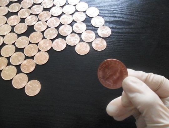 Naciągacze kasują naiwnych. „One penny” po dwa tysiące sztuka