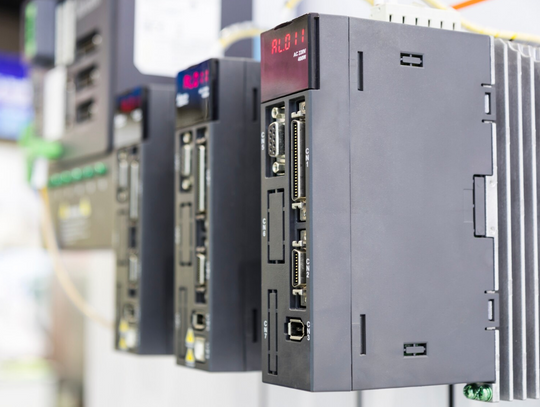 Najczęstsze błędy przy wyborze zasilaczy UPS i jak ich unikać?