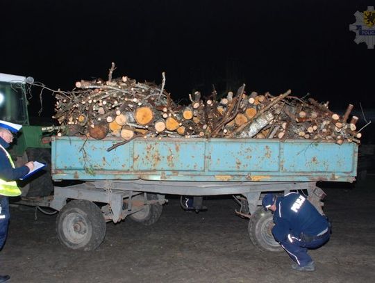 Najechał na przyczepę. Pasażer z poważnymi obrażeniami został przetransportowany do szpitala.