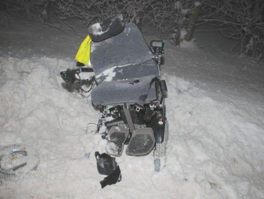 NAJECHAŁ NA WÓZEK INWALIDZKI – MĘŻCZYZNA W SZPITALU 