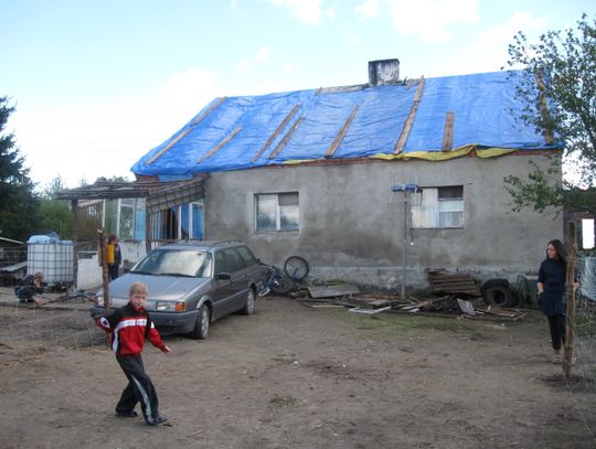 „Najpierw zabrał nam ziemię, teraz pozbawił dachu nad głową...”