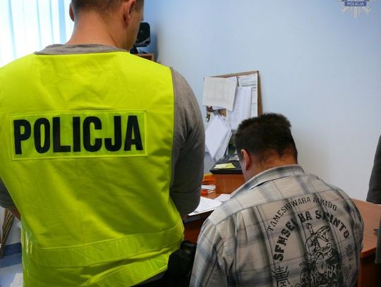 Napad na jubilera. Parka zgarnęła 136 złotych pierścionków