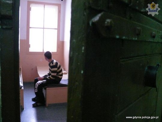 Napadł na starsze kobiety, rano zapukali do drzwi...