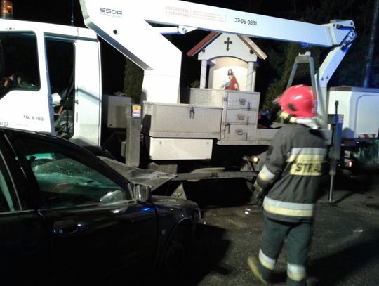 Naprawiali uliczne oświetlenie - wjechała w nich osobówka! Jedna osoba ranna
