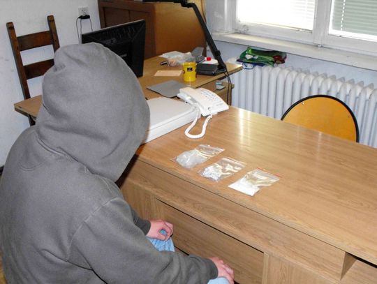 Narkotyki pomiędzy słoikami w piwnicy