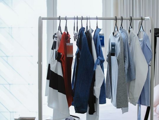 Narzutki na sukienki - na jakie okazje warto?