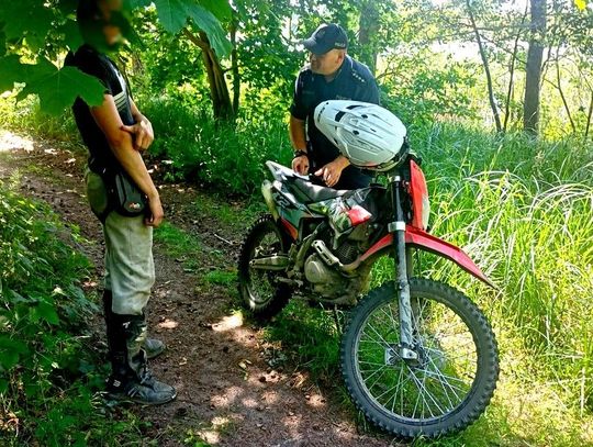 Nastolatkowie na crossach zatrzymani przez patrol Policji i Straży Leśnej