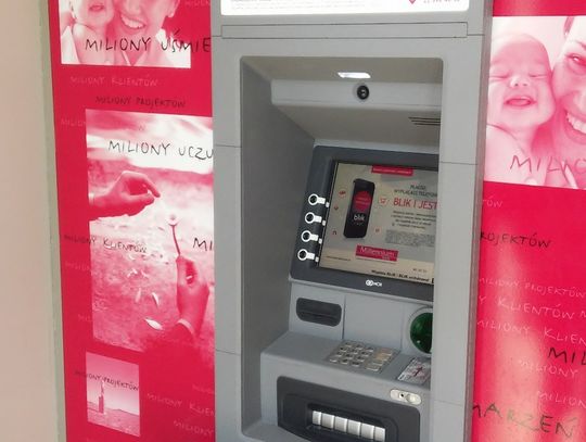 Nerwowo pod pustym bankomatem: „Gdzie jest moja kasa?!”