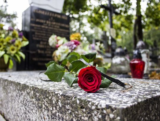 Nie chce, być pochowany z ojczymem. Ale jest jeden problem