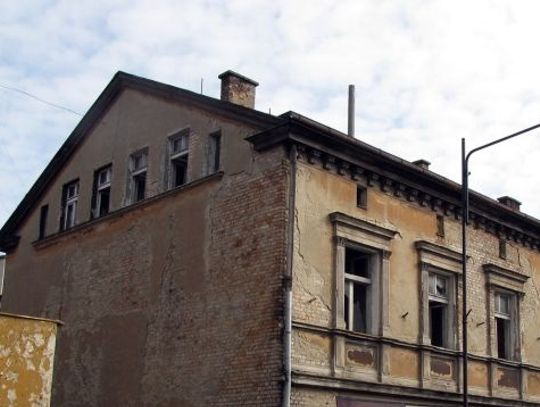 Nie ma parkingu, więc nie ma remontu. A budynek jak szpecił i niszczał, tak szpeci i niszczeje...