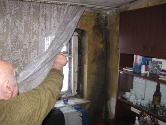 Nie mogą doprosić się o remont. Woda przez dziurawy dach zalewa mieszkania w kamienicy