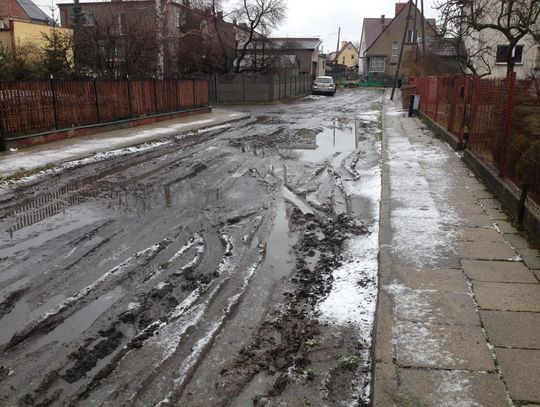 „Nie możemy wyjść z domu”. Deszczówka zalewa ulicę i posesje mieszkańców 