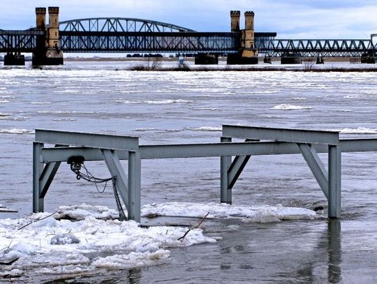(Nie) spodziewana kra na Wiśle. Woda poczyniła straty na pomostach przystani w Tczewie