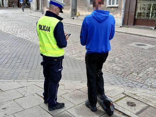 Nie tylko hulajnogi pod lupą. Policjanci przyłapali także kierowców na przejeździe kolejowym !