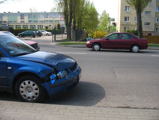 Nie wyhamowała i uderzyła w policyjny radiowóz