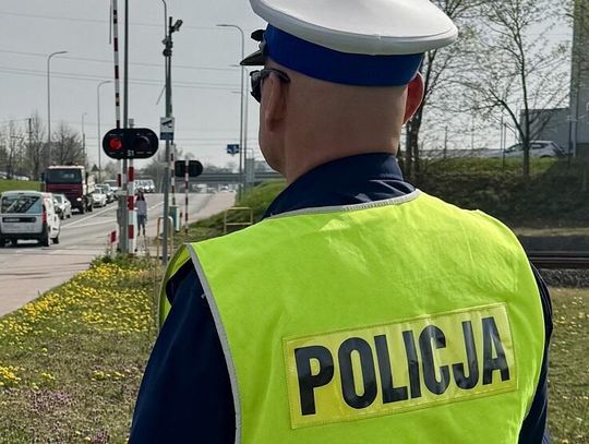 Niebezpieczna sytuacja w Kulicach. Auto utknęło między rogatkami!!