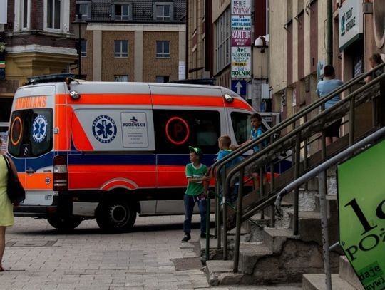 Niebezpieczne pragnienie. Kobieta połknęła osę