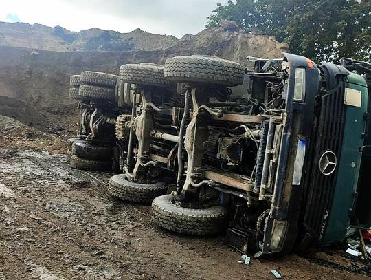 Niebezpieczne zdarzenie przy rozładunku. Wywrotka wylądowała na lewym boku...