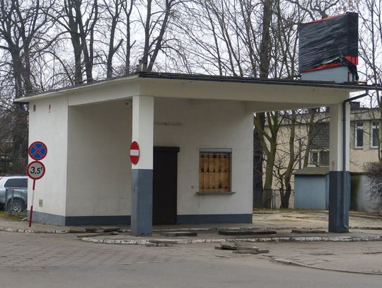Nieczynna stacja wciąż straszy. Starosta nie wydał pozwolenia