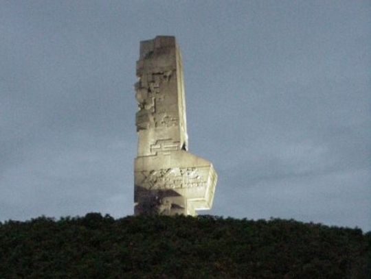 Niemcy i Rosjanie na Westerplatte. Merkel, Putin, Berlusconi i ktoś od Obamy