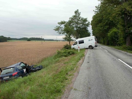 Nieostrożne wyprzedzanie w Lubaniu i poślizg w Łodzieży - ranni w szpitalu
