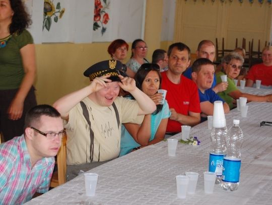 Niepełnosprawni z wizytą w ogrodach działkowych