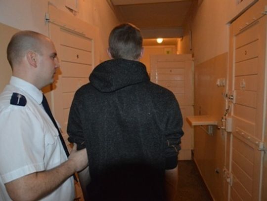 Nietrzeźwi wandale zdewastowali drzwi