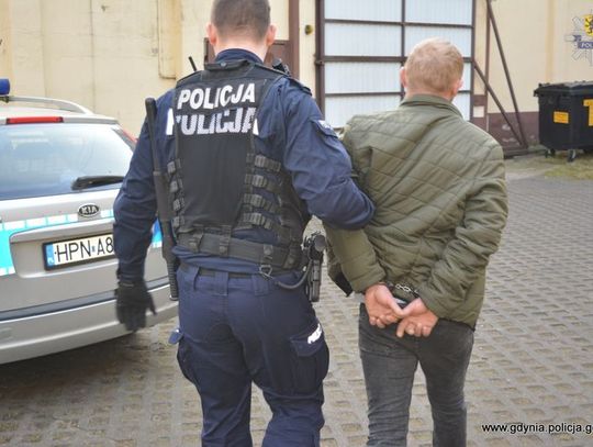 Nietrzeźwy 34-latek stracił panowanie nad pojazdem i uderzył w samochody. Łącznie uszkodzonych zostało sześć aut.