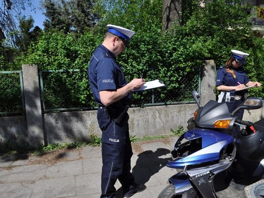 Nietrzeźwy 38-letni mieszkaniec gminy Suchy Dąb jadąc skuterem najechał na volkswagena craftera